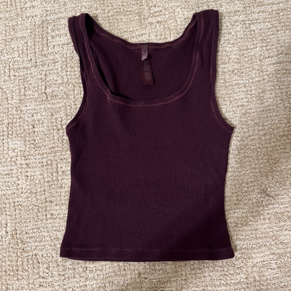 Skims Cotton Rib Tank - Currant - Picture 5 of 7
